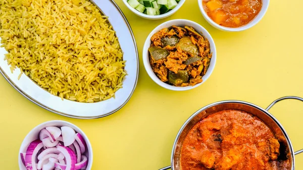 Индийский стиль масло куриное карри и рис — стоковое фото