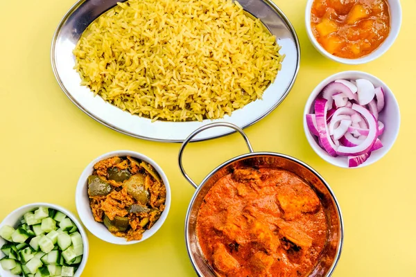 Hint Usulü Tereyağı Tavuk Köri ve Pirinç