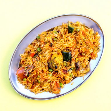 Hint Usulü Sebze Biryani Yemeği