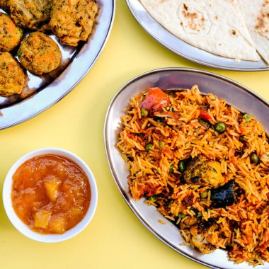 Hint Usulü Sebze Biryani Yemeği