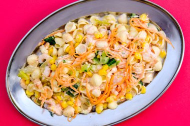 Sağlıklı Akdeniz Tarzı Karides ve Makarna Salatası