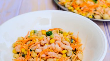 Sağlıklı Akdeniz Tarzı Karides ve Makarna Salatası