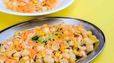 Sağlıklı Akdeniz Tarzı Karides ve Makarna Salatası