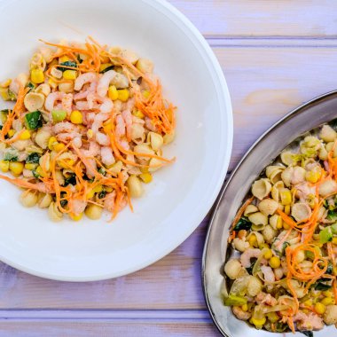 Sağlıklı Akdeniz Tarzı Karides ve Makarna Salatası