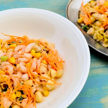 Sağlıklı Akdeniz Tarzı Karides ve Makarna Salatası