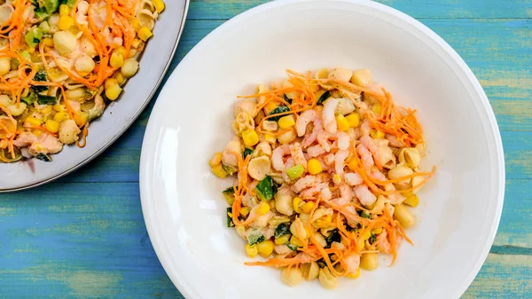 Ensalada de gambas y pasta estilo mediterráneo saludable —  Fotos de Stock