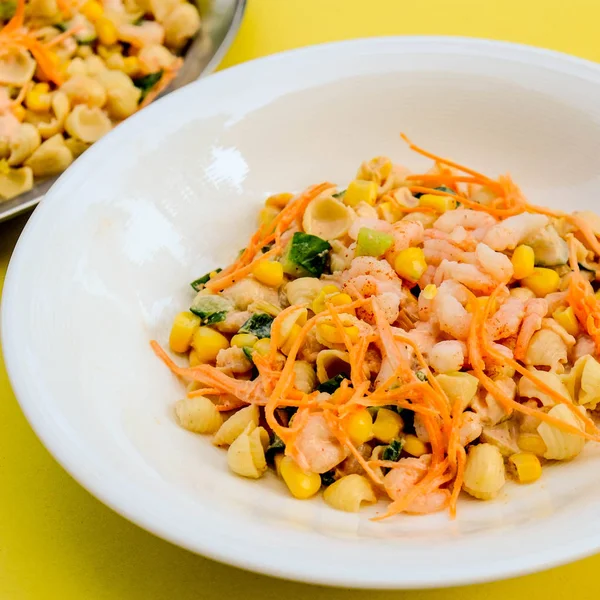 Sağlıklı Akdeniz Tarzı Karides ve Makarna Salatası