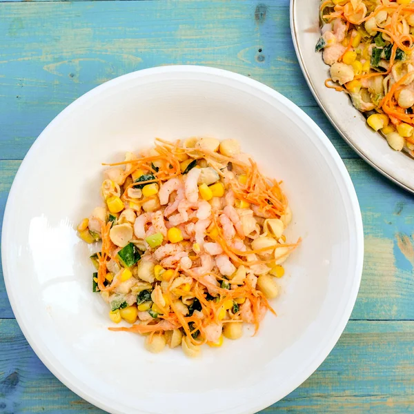 Sağlıklı Akdeniz Tarzı Karides ve Makarna Salatası