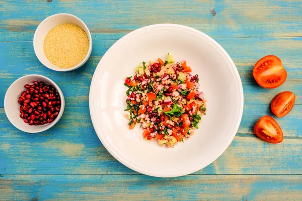 Salada de Tabbouleh vegetariana estilo libanês — Fotografia de Stock