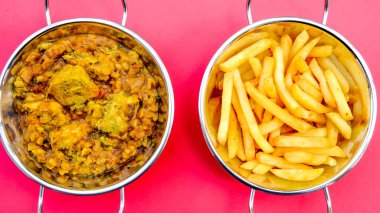 Cips ile Hint Tarzı Tavuk Dhansak Köri