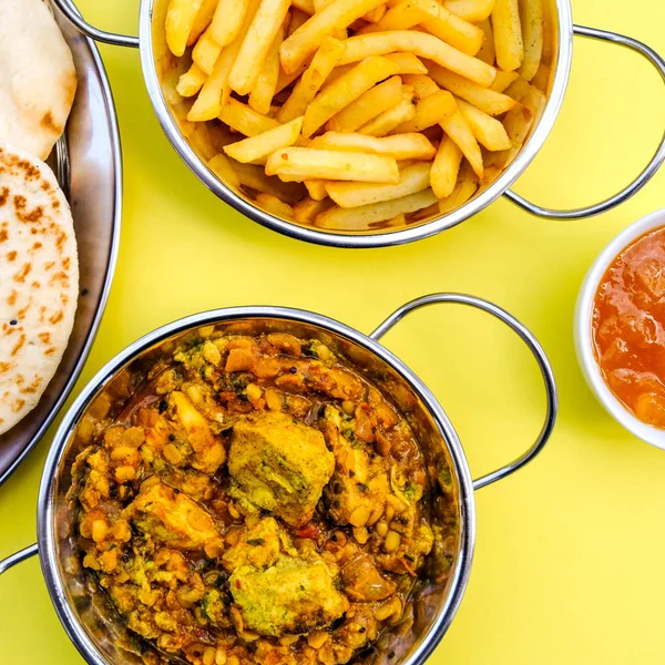 Estilo indiano frango Dhansak Curry com batatas fritas — Fotografia de Stock