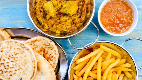 Indisk stil kyckling Dhansak curry med chips — Stockfoto