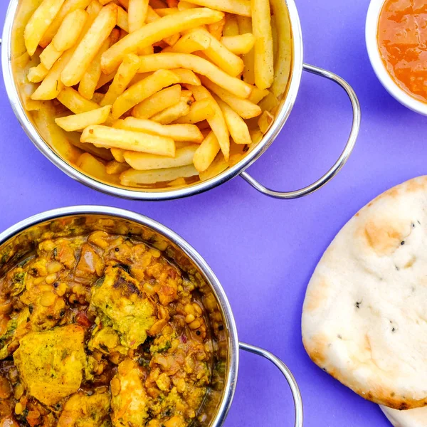 Estilo indiano frango Dhansak Curry com batatas fritas — Fotografia de Stock