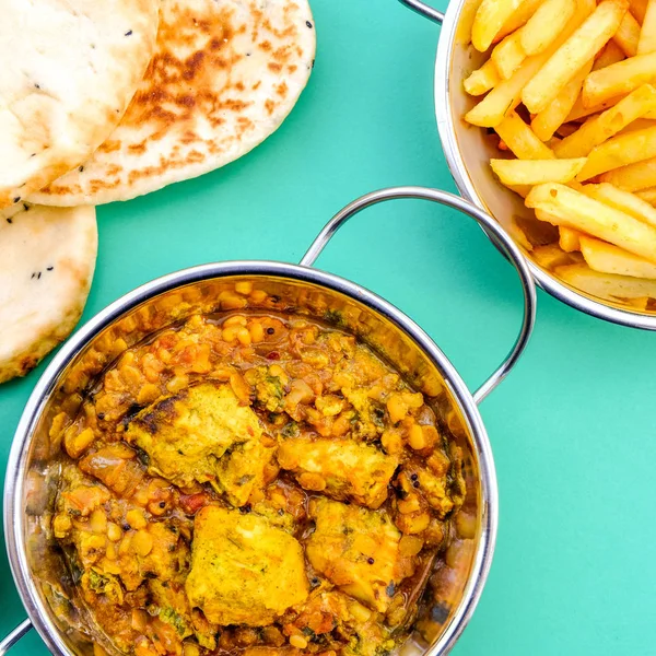 Indian Style Chicken Dhansak Curry With Chips — Stock Photo, Image