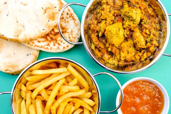 印度风格鸡肉丹萨克咖喱与薯条 — 图库照片