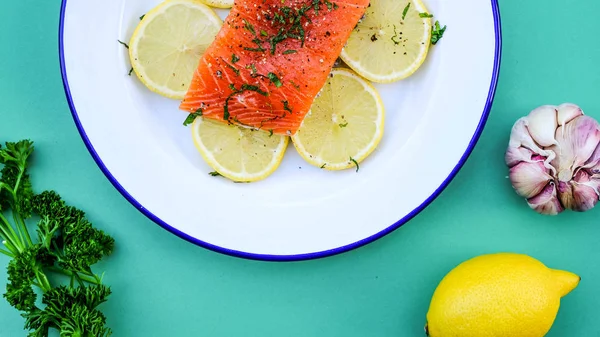 Fresh Organic Salmon Fillet On Lemon — Stock Photo, Image