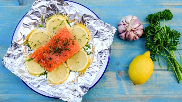 Fresh Organic Salmon Fillet On Lemon — Stock Photo, Image
