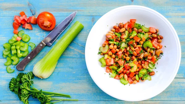 Salada de verão de feijão misto vegetariano fresco — Fotografia de Stock