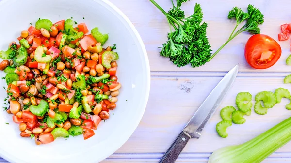 Salade d'été de haricots mixtes végétariens frais — Photo