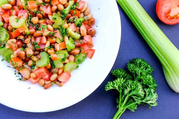 Čerstvý vegetariánský letní salát — Stock fotografie