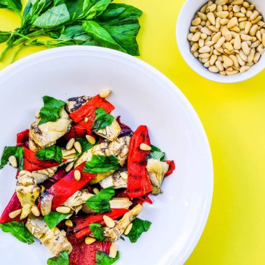 Sağlıklı Kavurma Kırmızı Biber ve Enginar Salatası