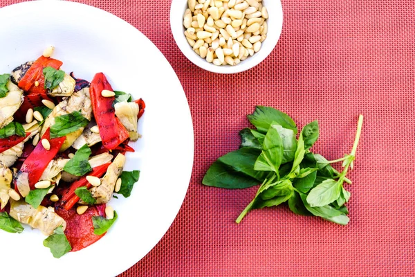 Sağlıklı Kavurma Kırmızı Biber ve Enginar Salatası — Stok fotoğraf