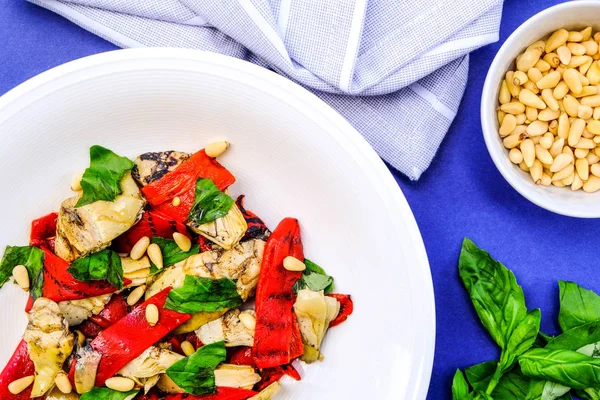 Gesunder Braten mit Paprika und Artischocken-Salat — Stockfoto