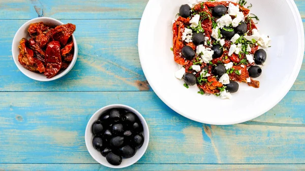 Traditioneller gesunder griechischer Salat — Stockfoto