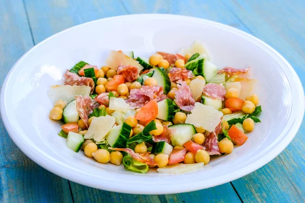 Frische gesunde Salami Wurstsalat — Stockfoto