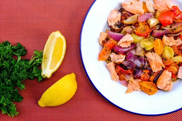 Filete de salmón saludable con verduras asadas —  Fotos de Stock