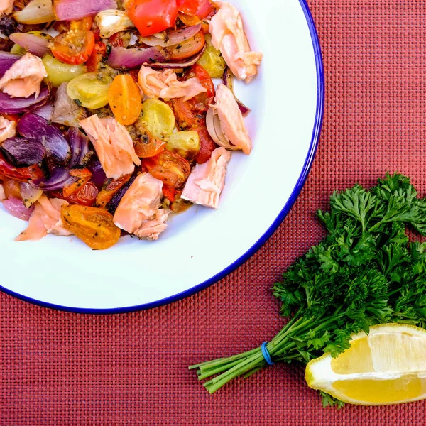 Filete de salmón saludable con verduras asadas —  Fotos de Stock