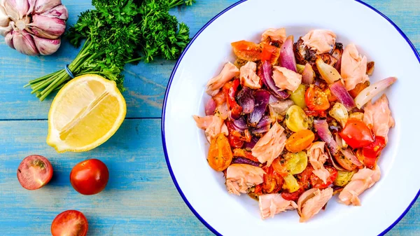 Filete de salmón saludable con verduras asadas —  Fotos de Stock