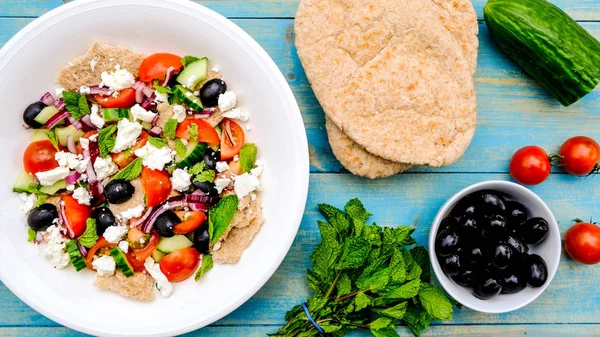 Klobigen frischen gesunden griechischen Salat — Stockfoto