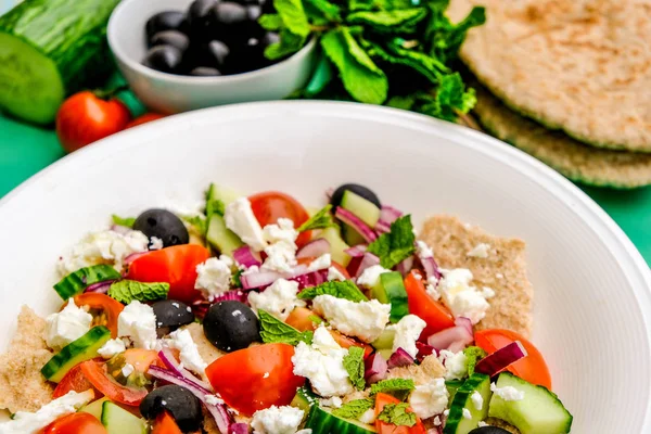 Klobigen frischen gesunden griechischen Salat — Stockfoto