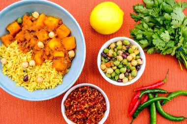 Hint Usulü Patates Vejetaryen Köri ve Pirinç