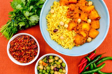 Hint Usulü Patates Vejetaryen Köri ve Pirinç