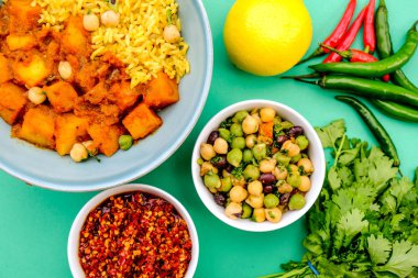 Hint Usulü Patates Vejetaryen Köri ve Pirinç