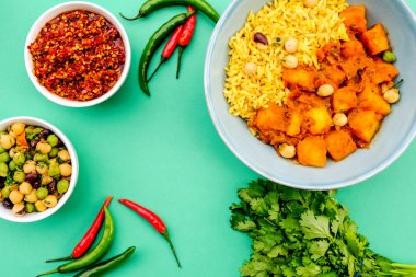 Hint Usulü Patates Vejetaryen Köri ve Pirinç