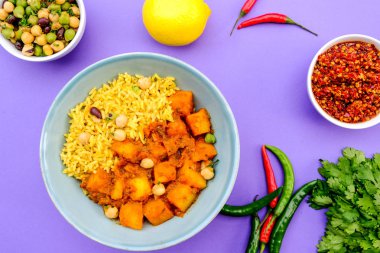 Hint Usulü Patates Vejetaryen Köri ve Pirinç