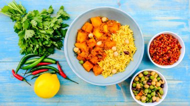 Hint Usulü Patates Vejetaryen Köri ve Pirinç