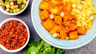 Hint Usulü Patates Vejetaryen Köri ve Pirinç