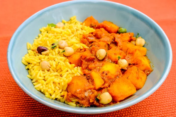 Indian Style Potato Vegetarian Curry and Rice — Stock Photo, Image