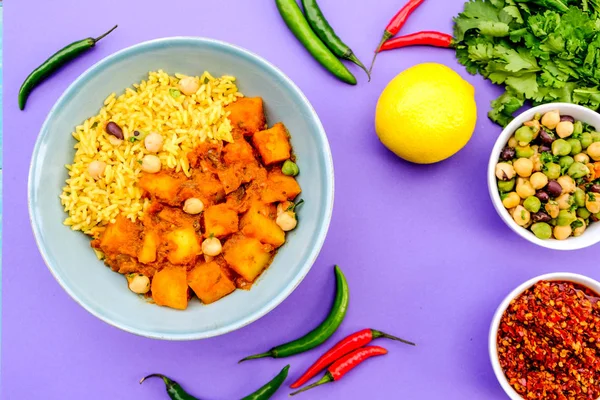 Hint Usulü Patates Vejetaryen Köri ve Pirinç