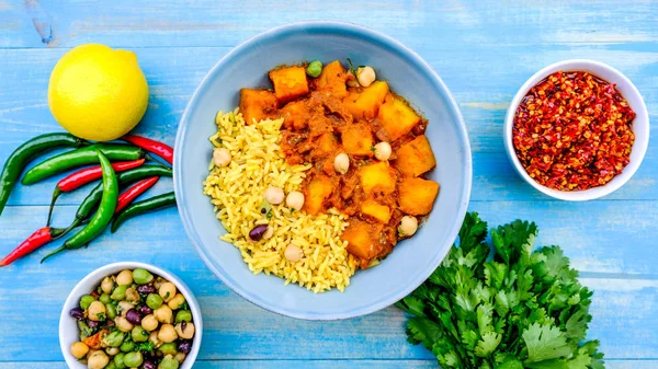 Estilo indio papa vegetariano curry y arroz —  Fotos de Stock