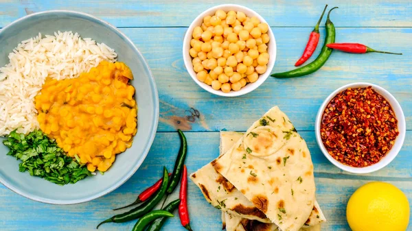 Індійський стиль вегетаріанська сочевиця каррі з рисом — стокове фото