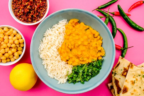 Індійський стиль вегетаріанська сочевиця каррі з рисом — стокове фото