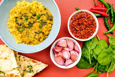 Pirinç ile Hint Mercimek ve Ispanak Köri