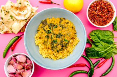 Pirinç ile Hint Mercimek ve Ispanak Köri