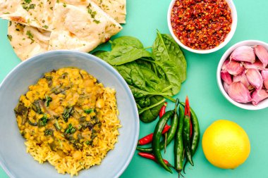 Pirinç ile Hint Mercimek ve Ispanak Köri