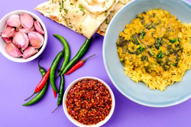 Pirinç ile Hint Mercimek ve Ispanak Köri